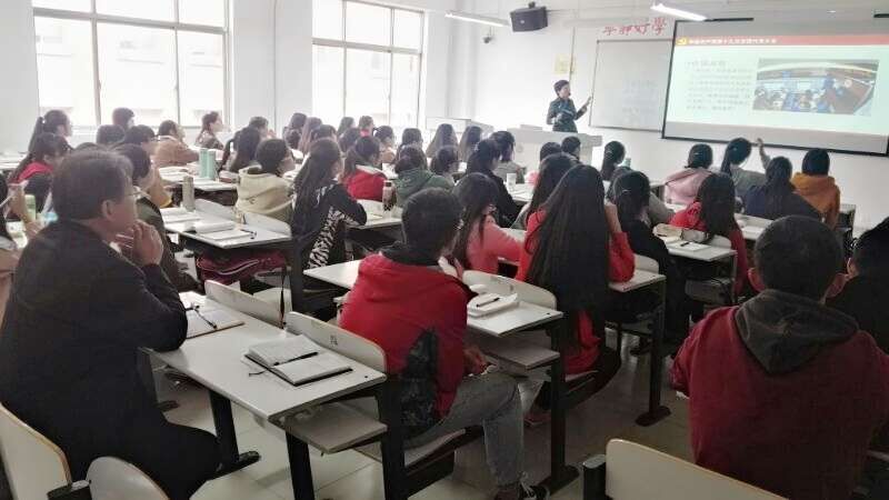 李海容主任为学生宣讲十九大精神