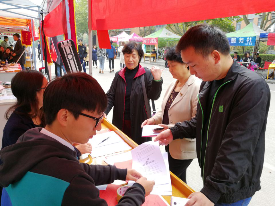 三位老师在纳新现场指导纳新
