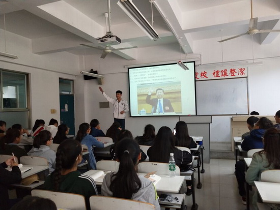 学生通过新闻播报宣讲十九大精神