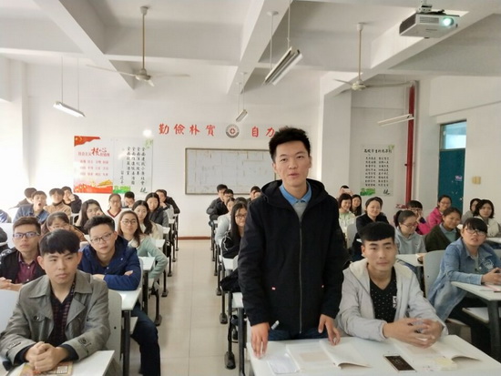 学生通过新闻播报宣讲十九大精神