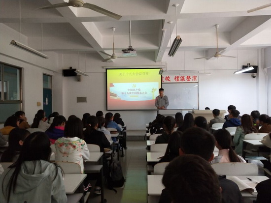 学生通过新闻播报宣讲十九大精神